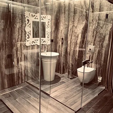 Deluxe In Blloku Area Apartment Tirana